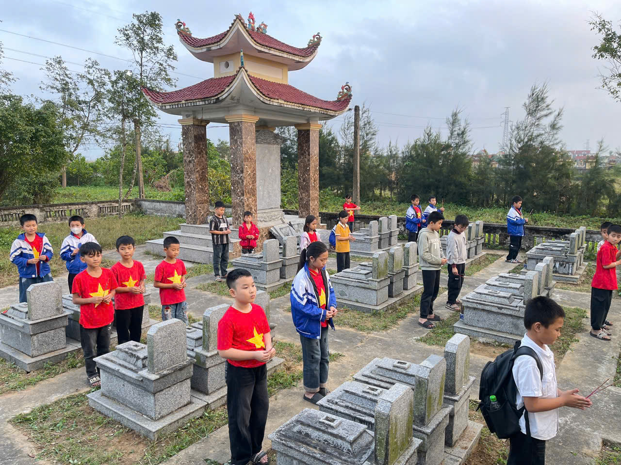 Hoạt động chăm sóc nghĩa trang liệt sĩ xã